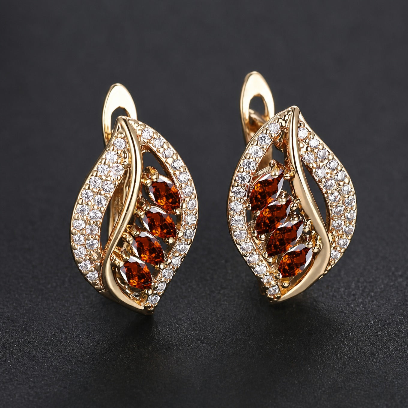 Elegante Ruby Gold Tropfenohrringe