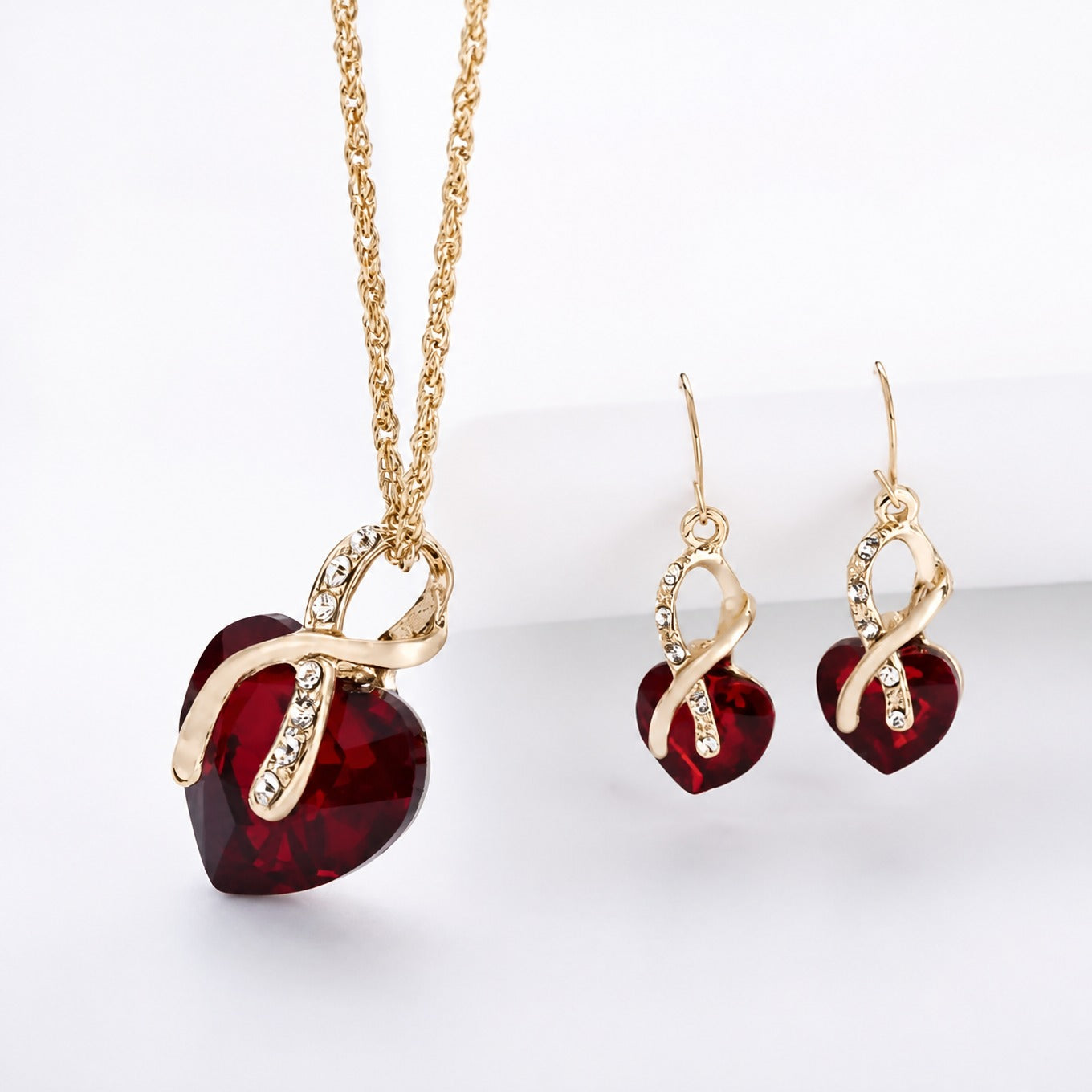 Elegantes Schmuckset in Karmesinrot und Gold