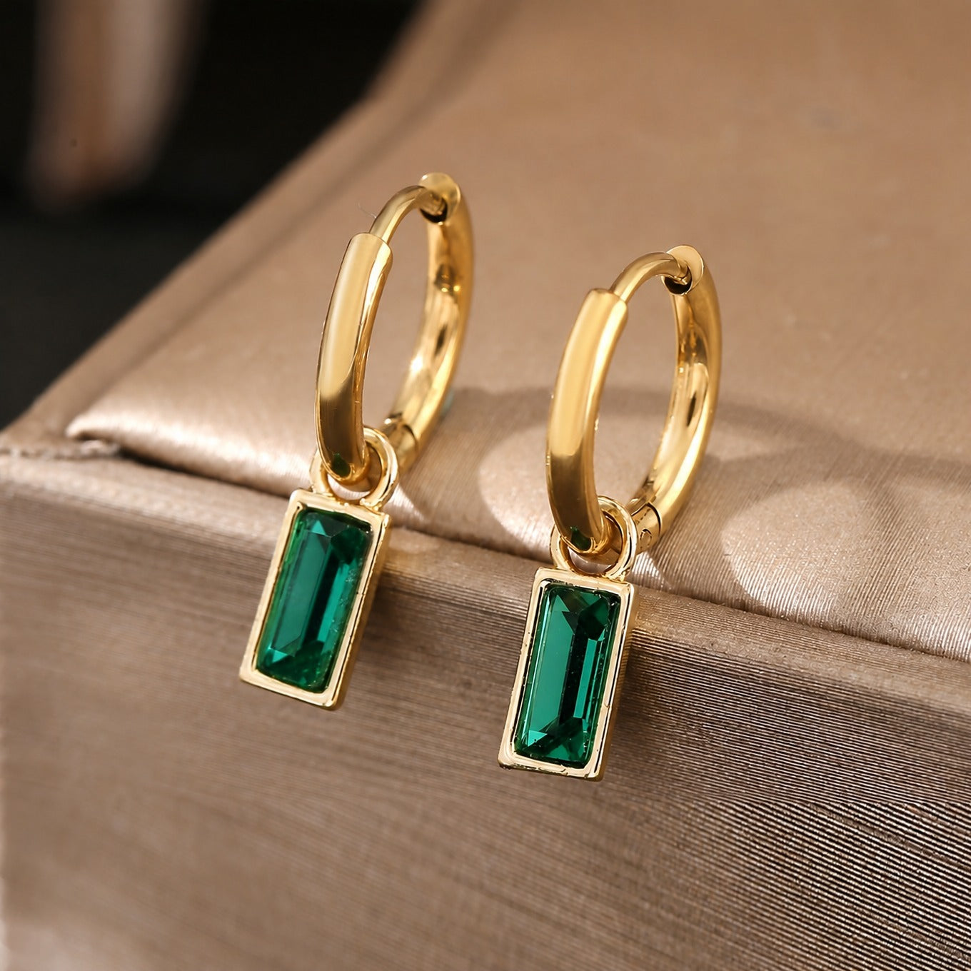 Elegante vintage-inspirierte goldene Tropfenohrringe