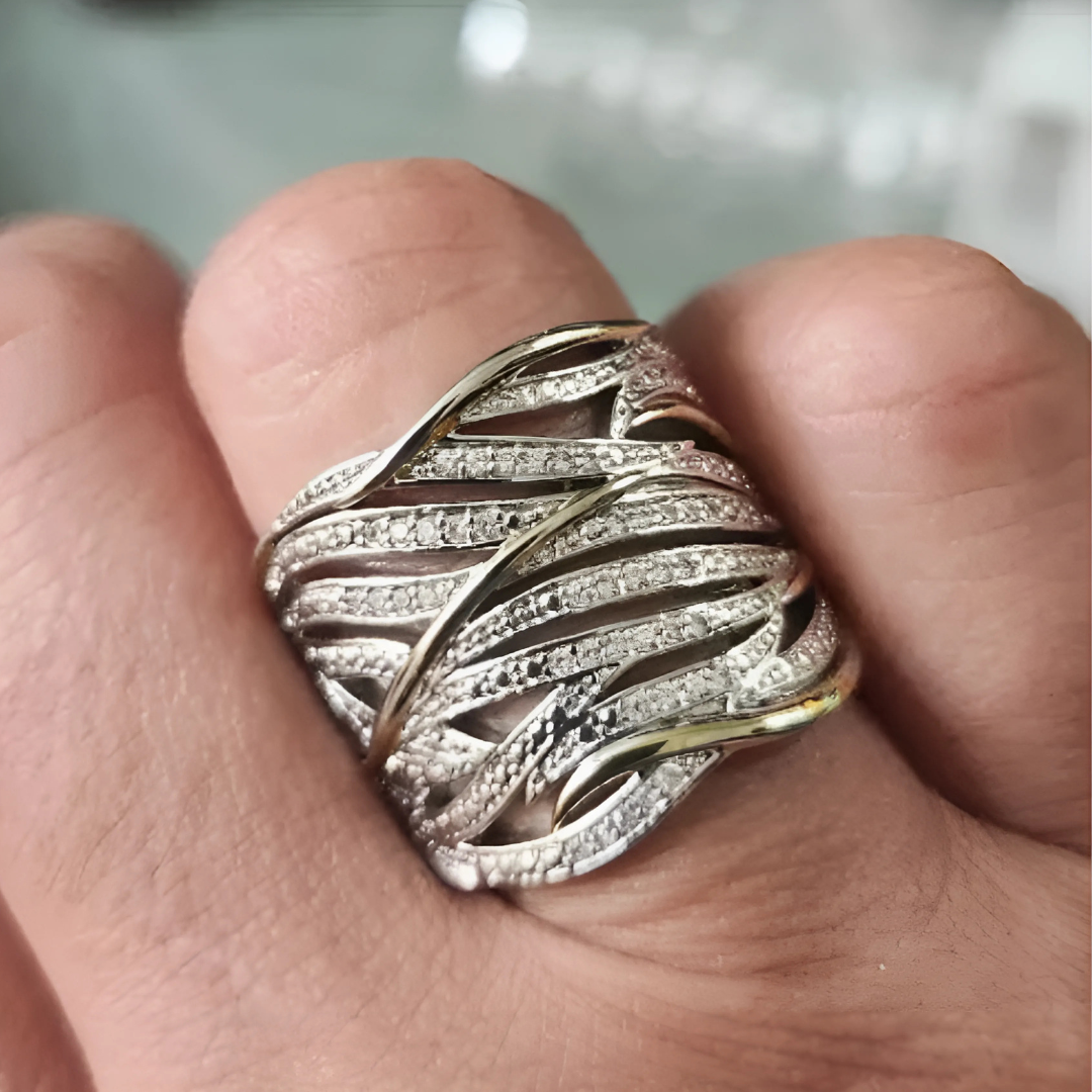 Schicker geschichteter Twist-Ring