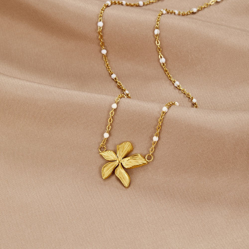 Elegante goldene Blumenhalskette