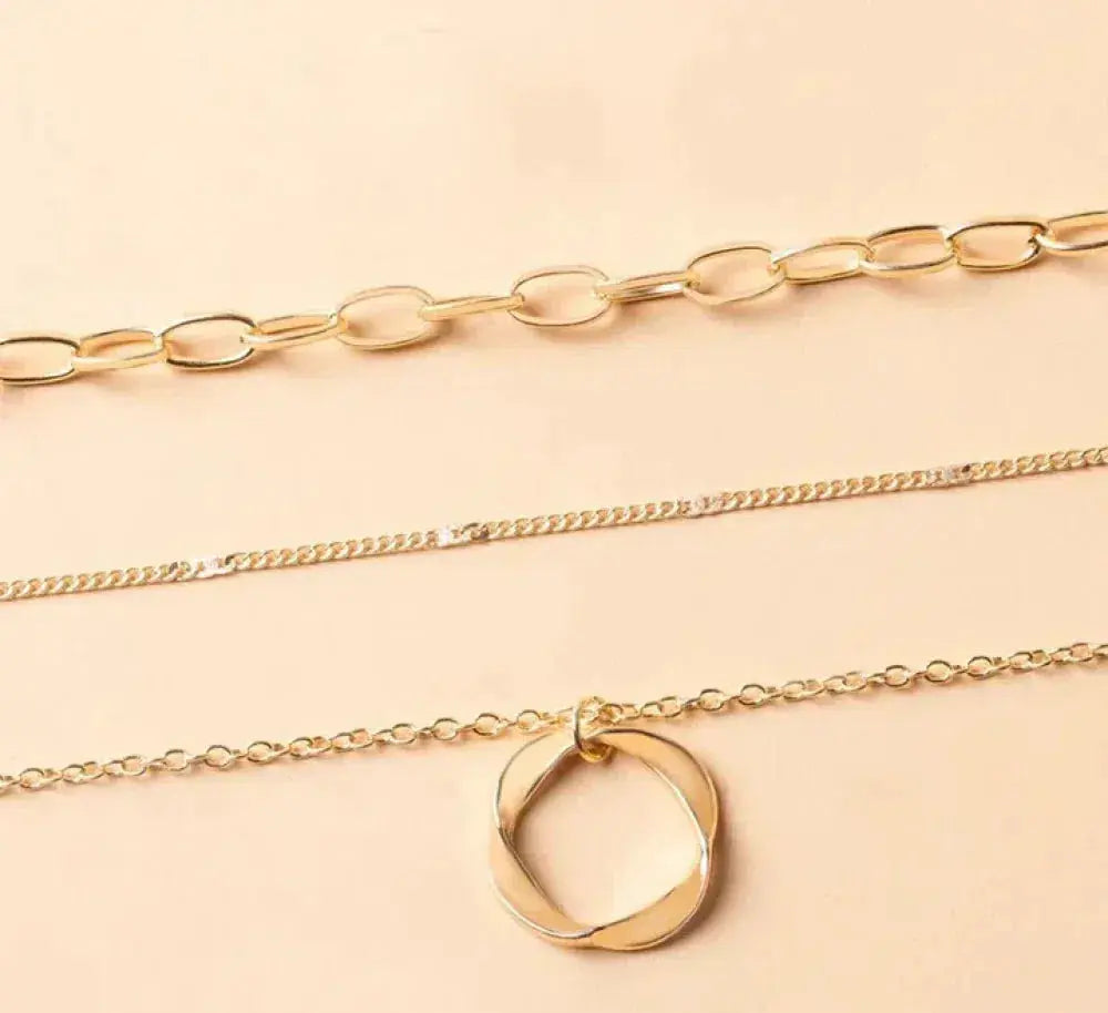 Klassische goldene mehrschichtige Halskette mit Anhängerdesign