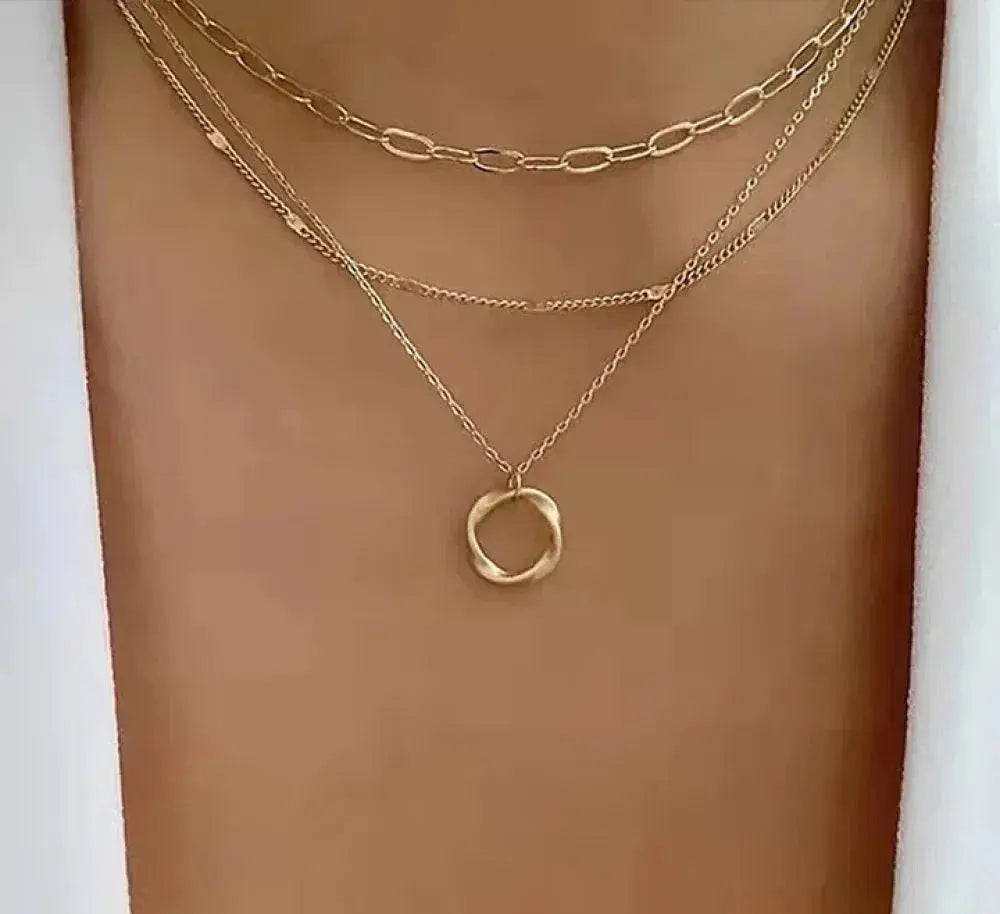 Klassische goldene mehrschichtige Halskette mit Anhängerdesign