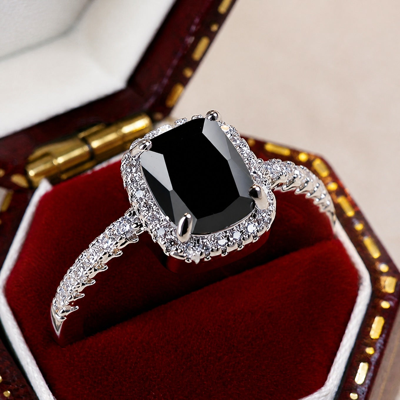 Eleganter synthetischer Zirkonia Statement-Ring