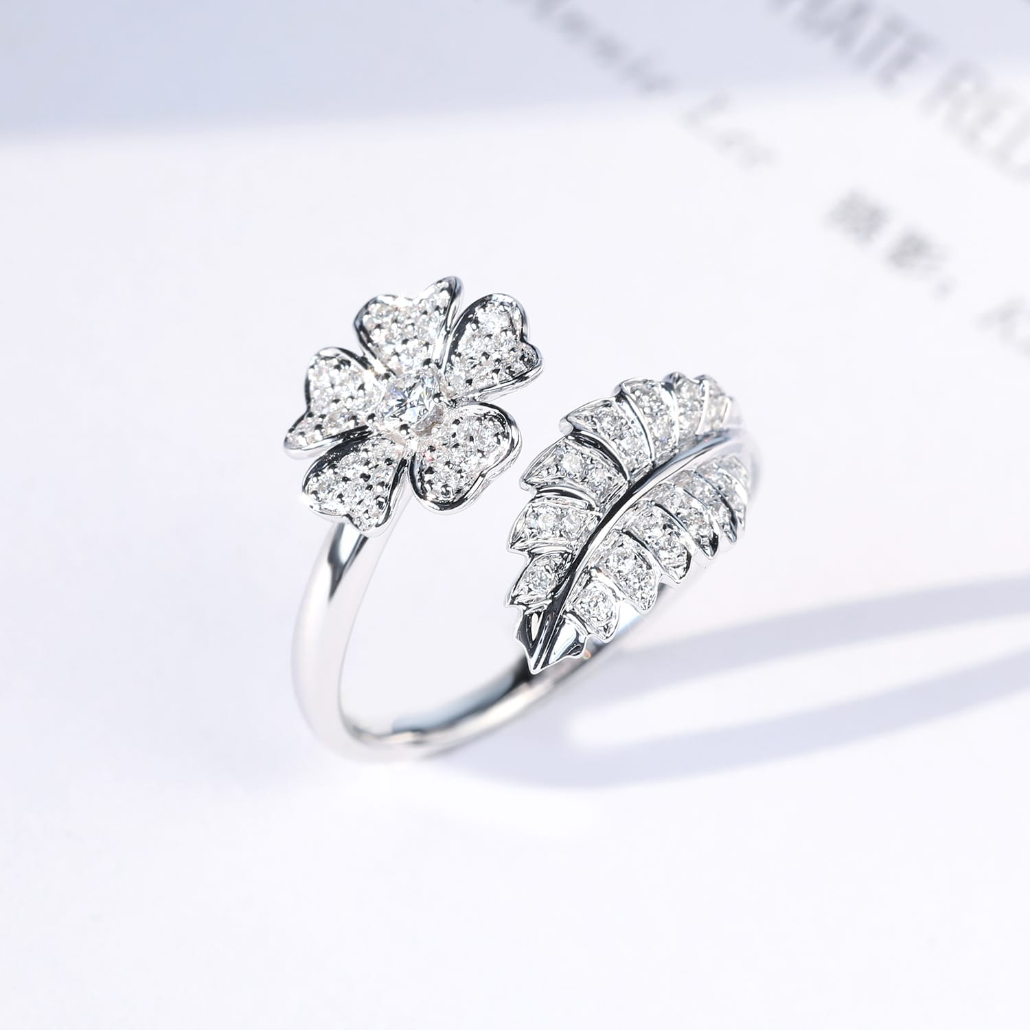 Blume & Blatt Zirkonia Ring (verstellbar)
