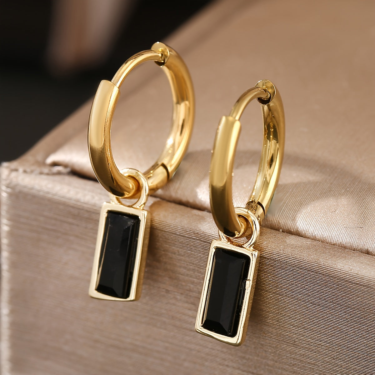Elegante vintage-inspirierte goldene Tropfenohrringe