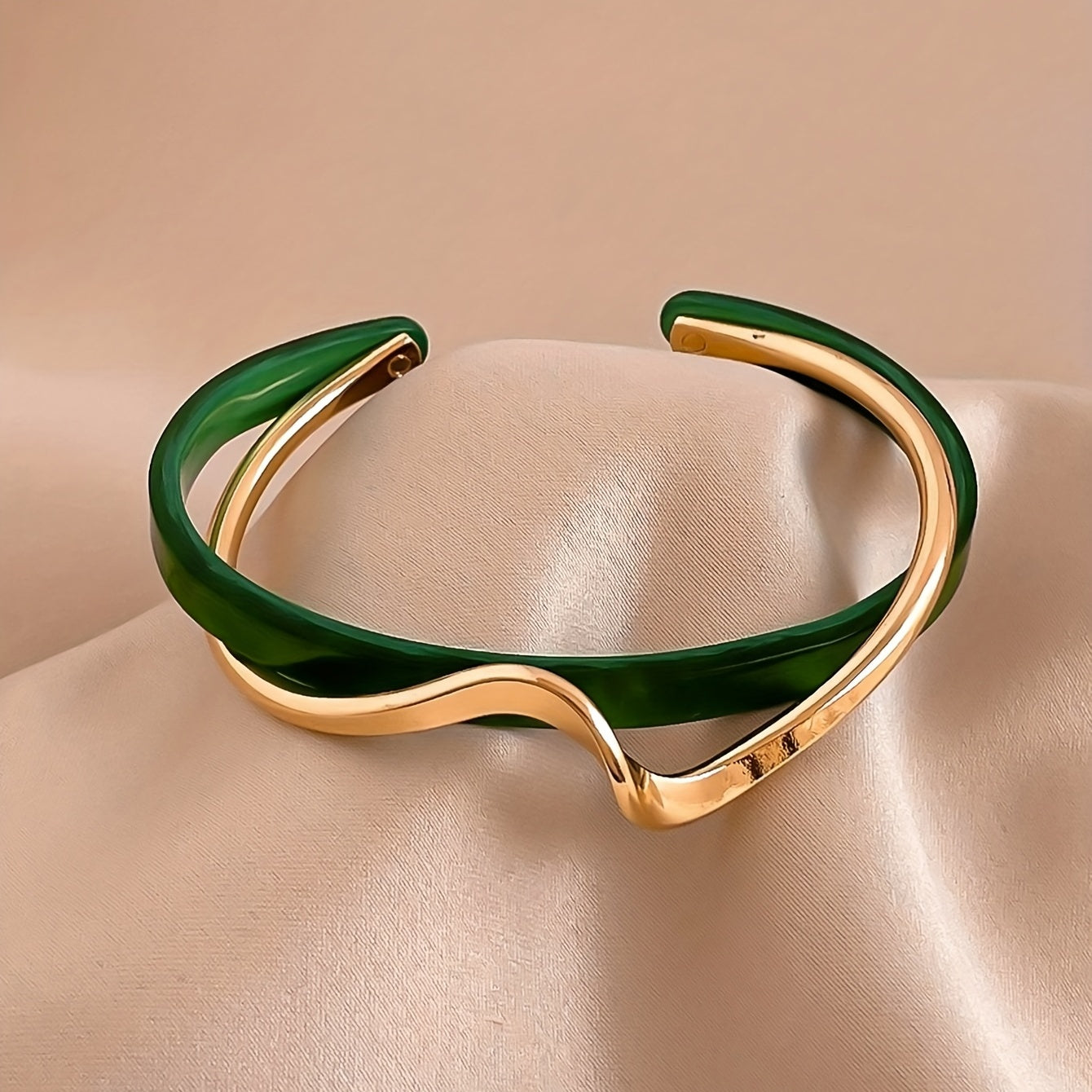Elegantes minimalistisches Goldarmband