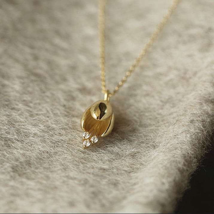 Goldene tränenförmige Charms-Halskette