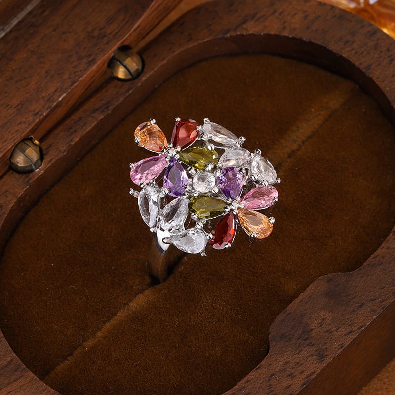 Farbiger Blütenblatt-Ring