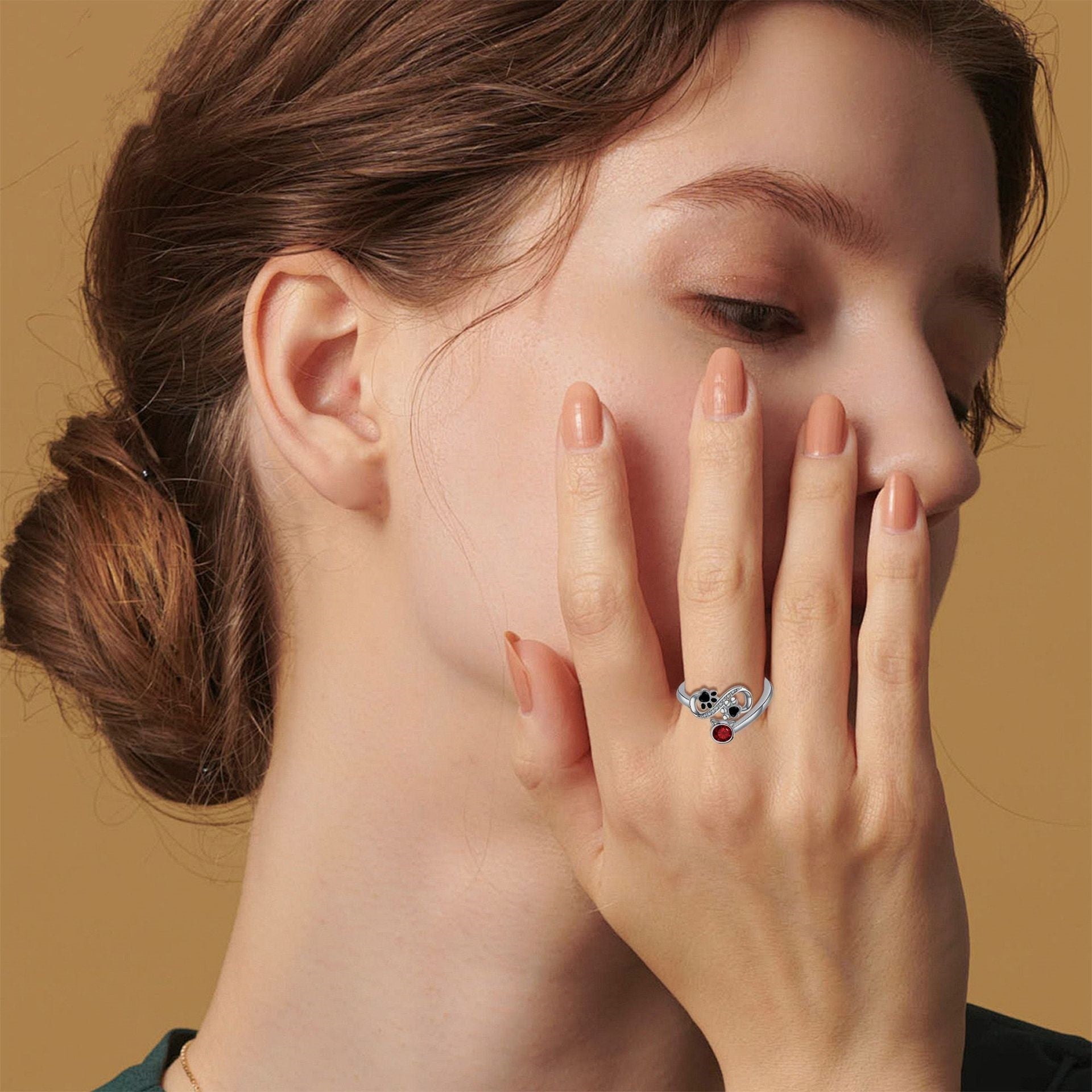 Schwarzer Pfotenabdruck verstellbarer Ring mit rotem Edelstein