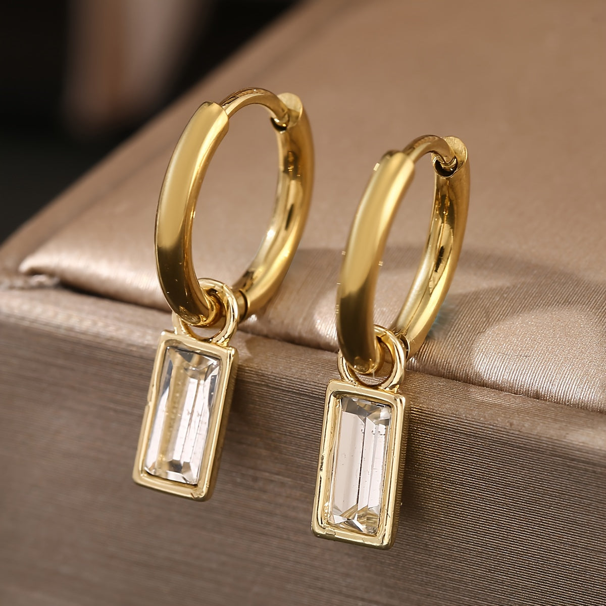 Elegante vintage-inspirierte goldene Tropfenohrringe