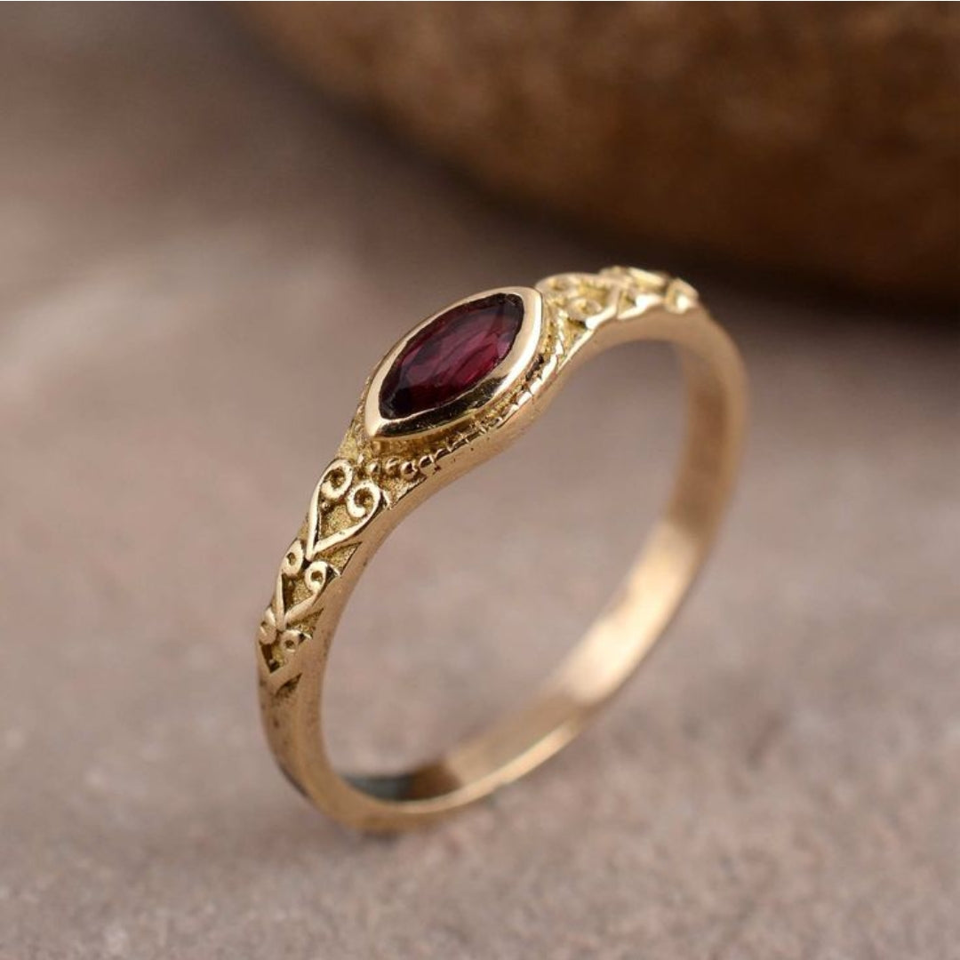 Radiance - Vintage Roter Kristallring