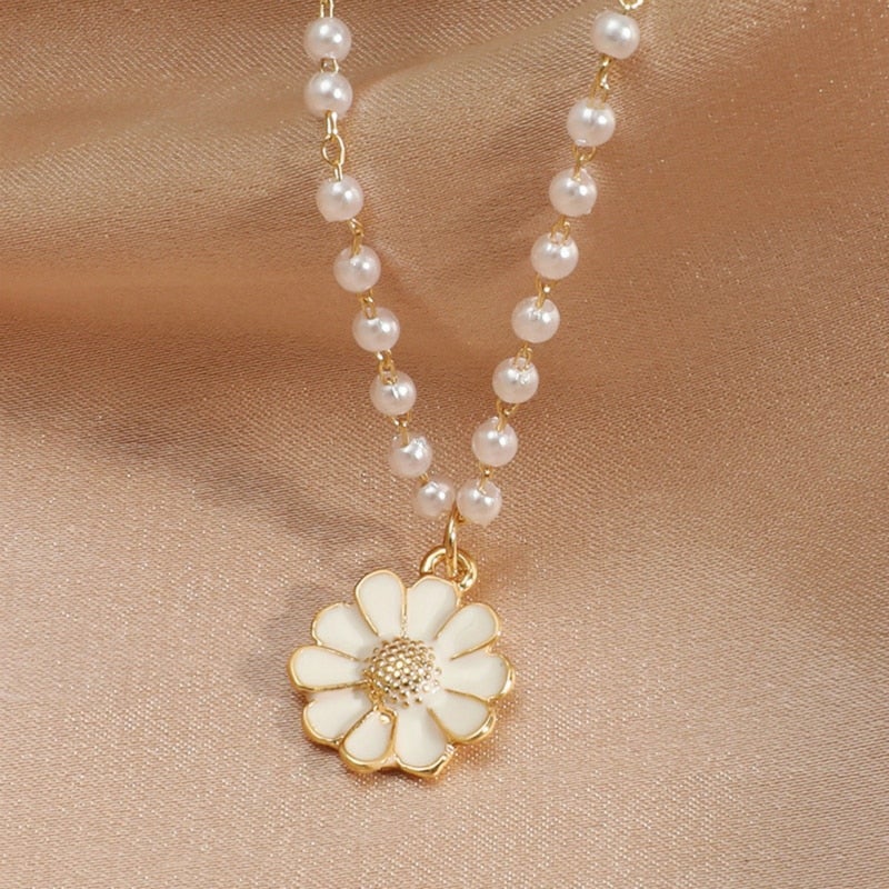 Pearl Daisy Pendant Necklace