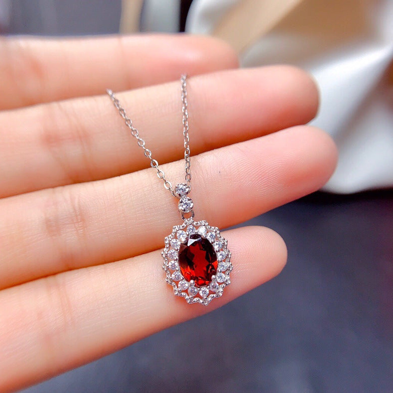 Elegantes tiefrotes Edelstein-Set aus Weißgold