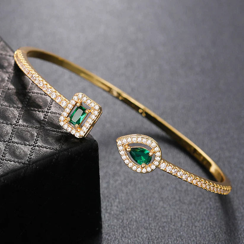 Elegantes Gold Skulpturarmband