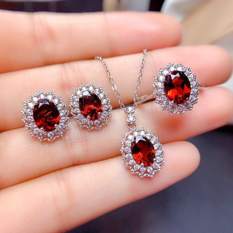 Elegantes tiefrotes Edelstein-Set aus Weißgold