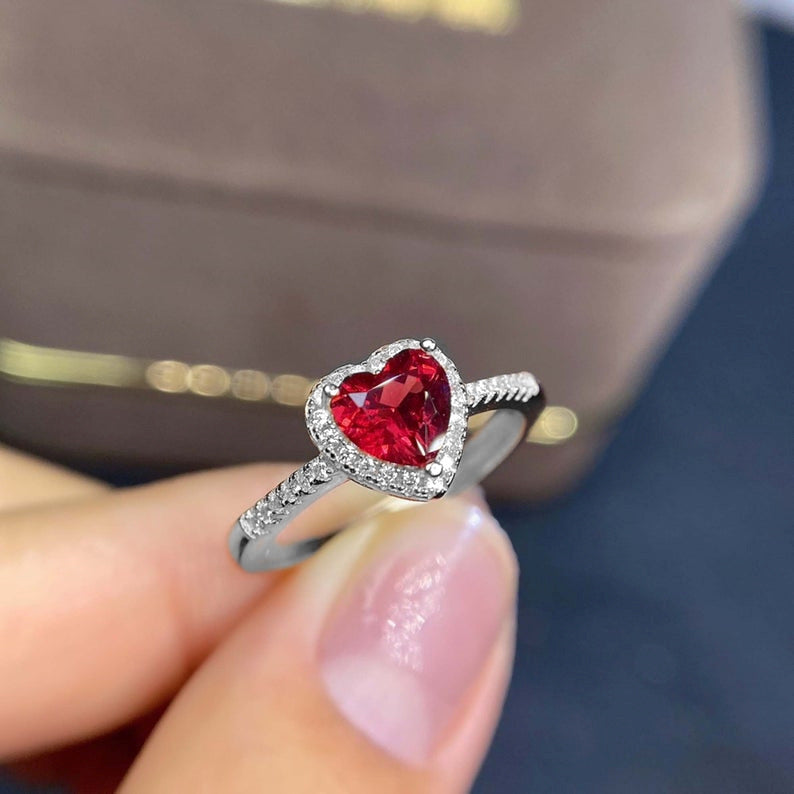 Eleganter Rubin Weißgoldring