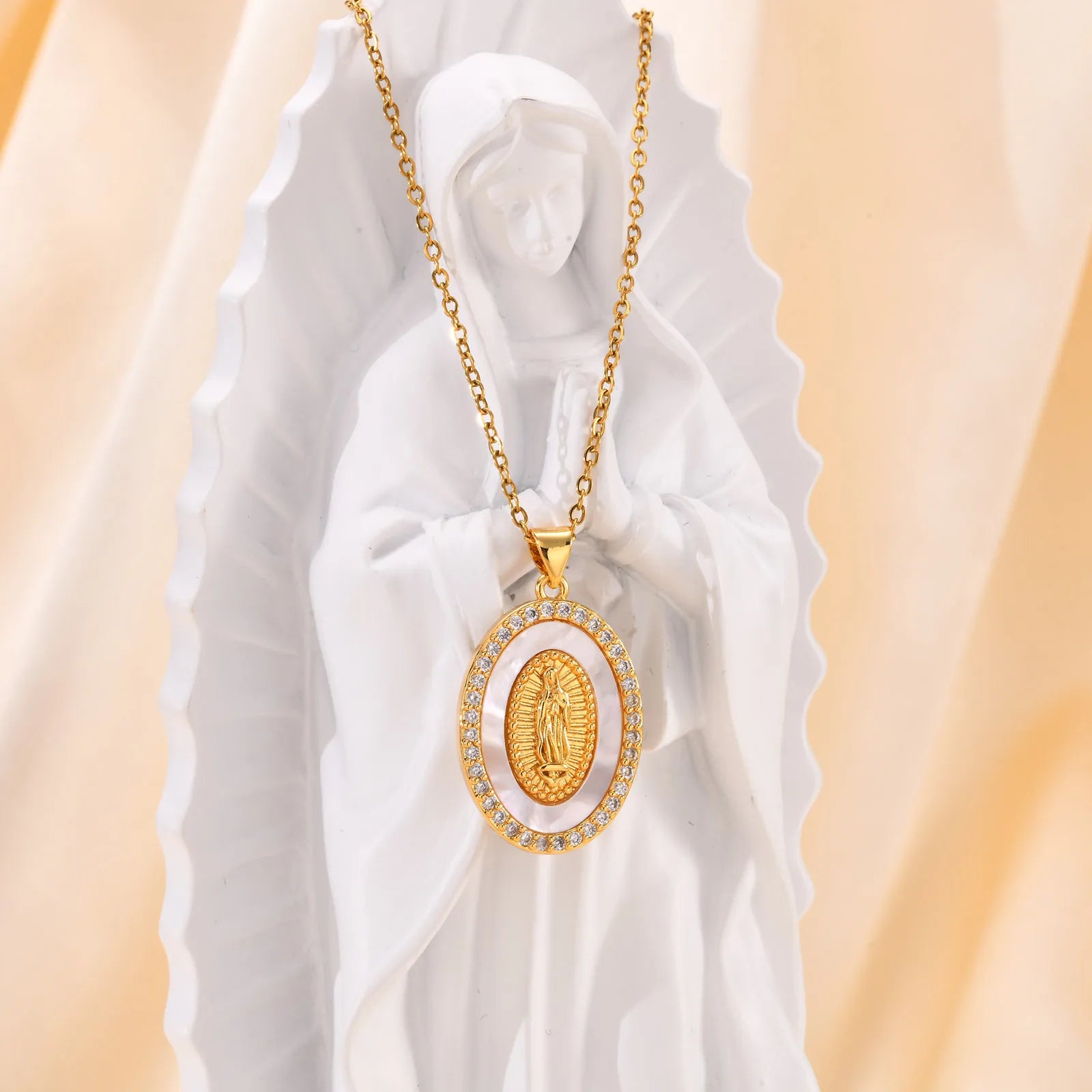 Goldene Mary Oval Anhänger Halskette