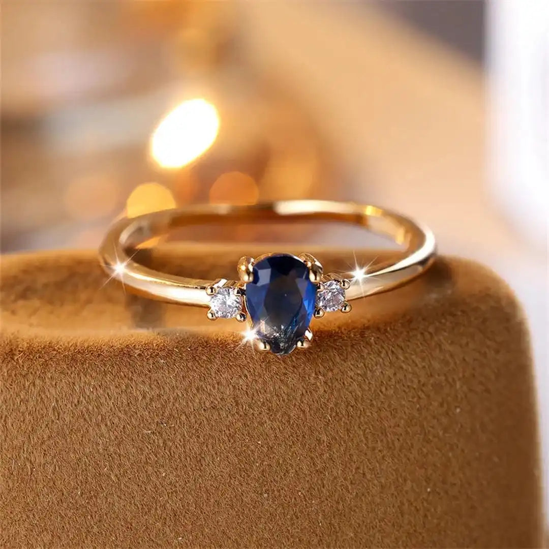 Minimalistischer Royal-Saphir-Ring im Birnenschliff