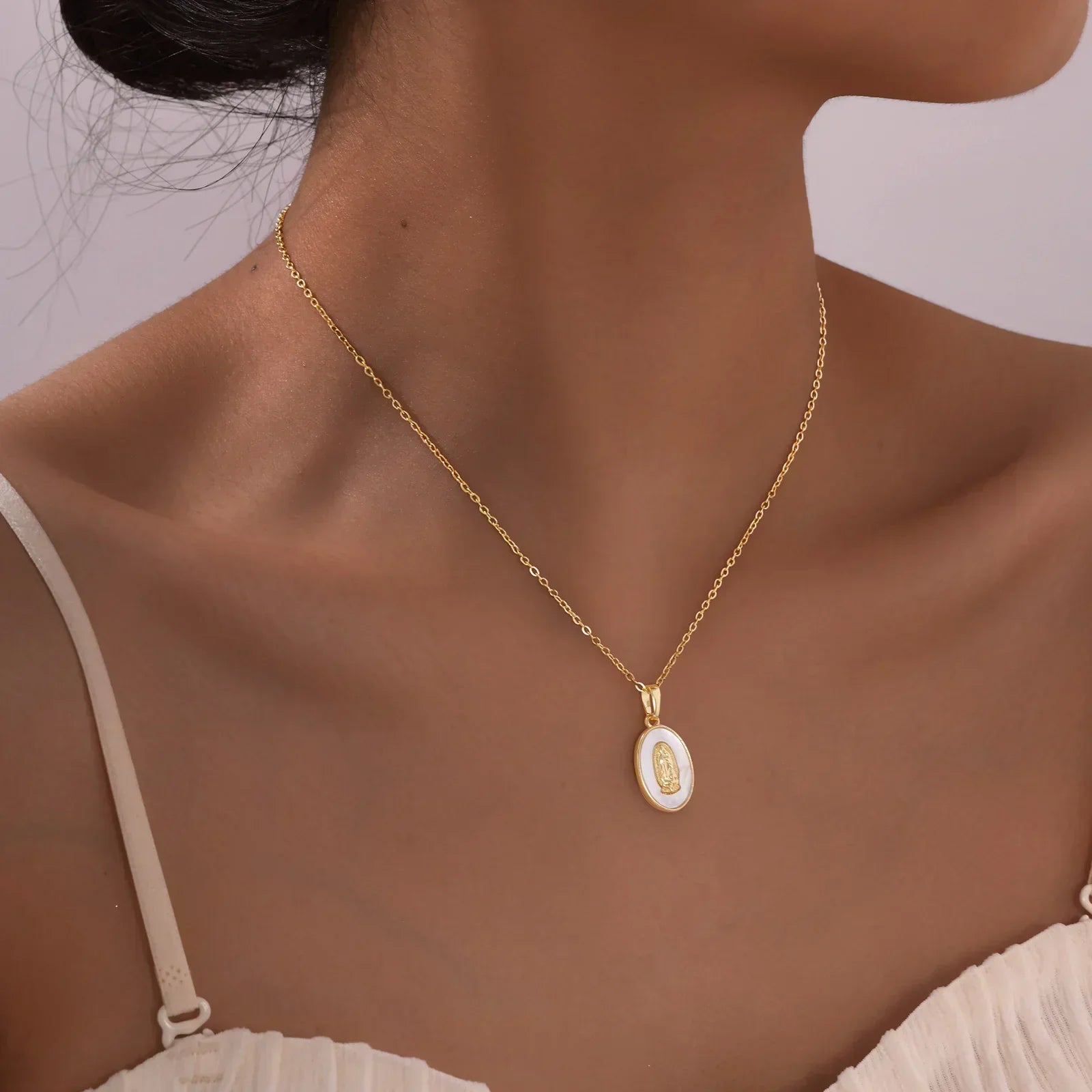 Goldene Mary Oval Anhänger Halskette