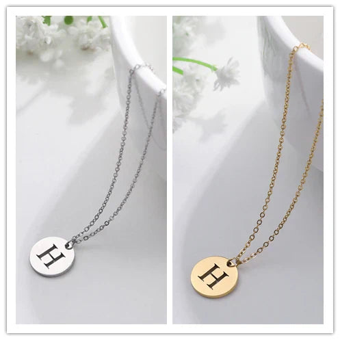 Elegante Goldbuchstaben-Anhänger-Halskette