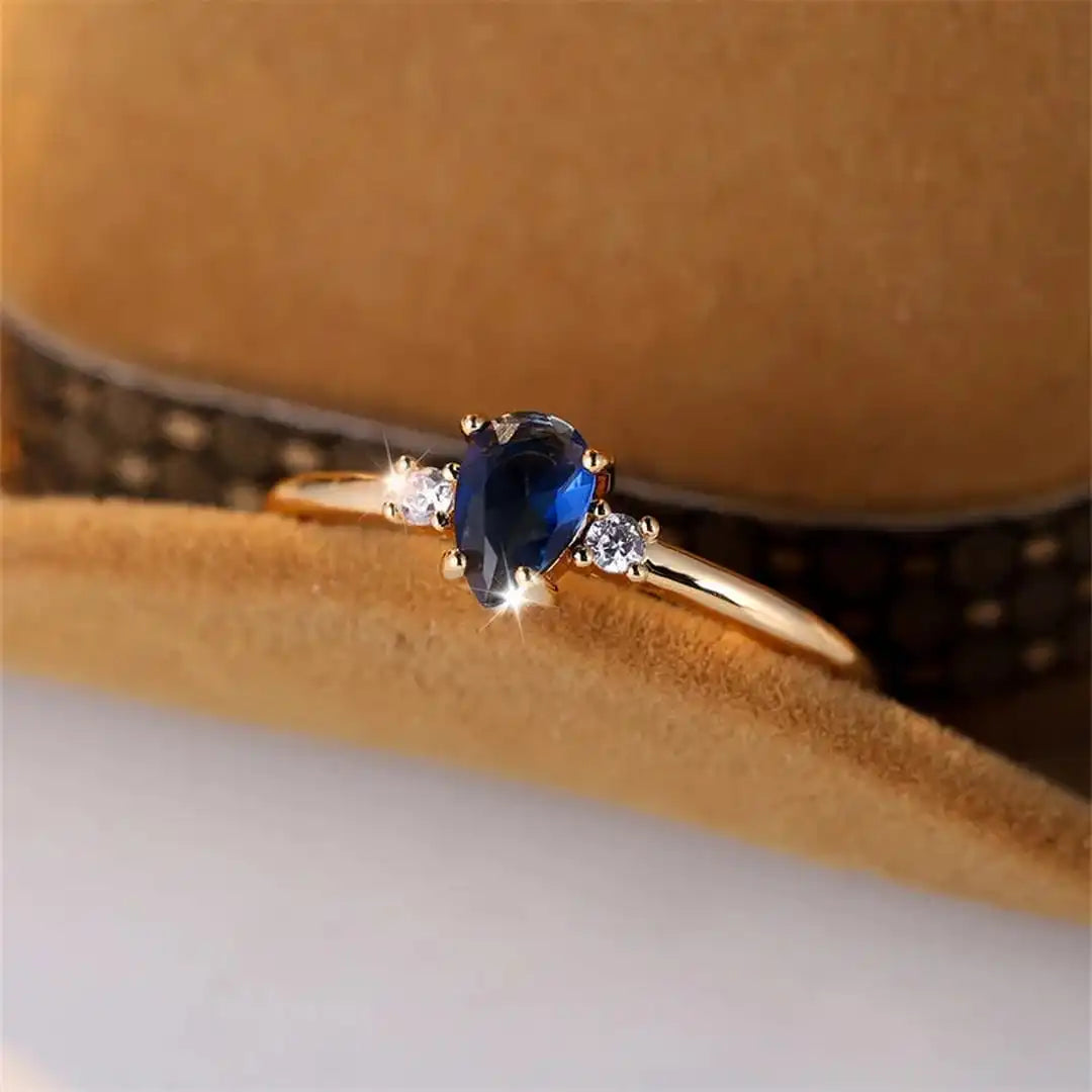 Minimalistischer Royal-Saphir-Ring im Birnenschliff