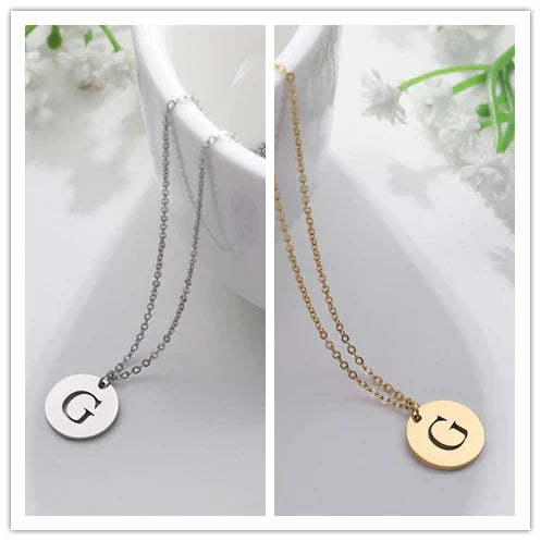 Elegante Goldbuchstaben-Anhänger-Halskette