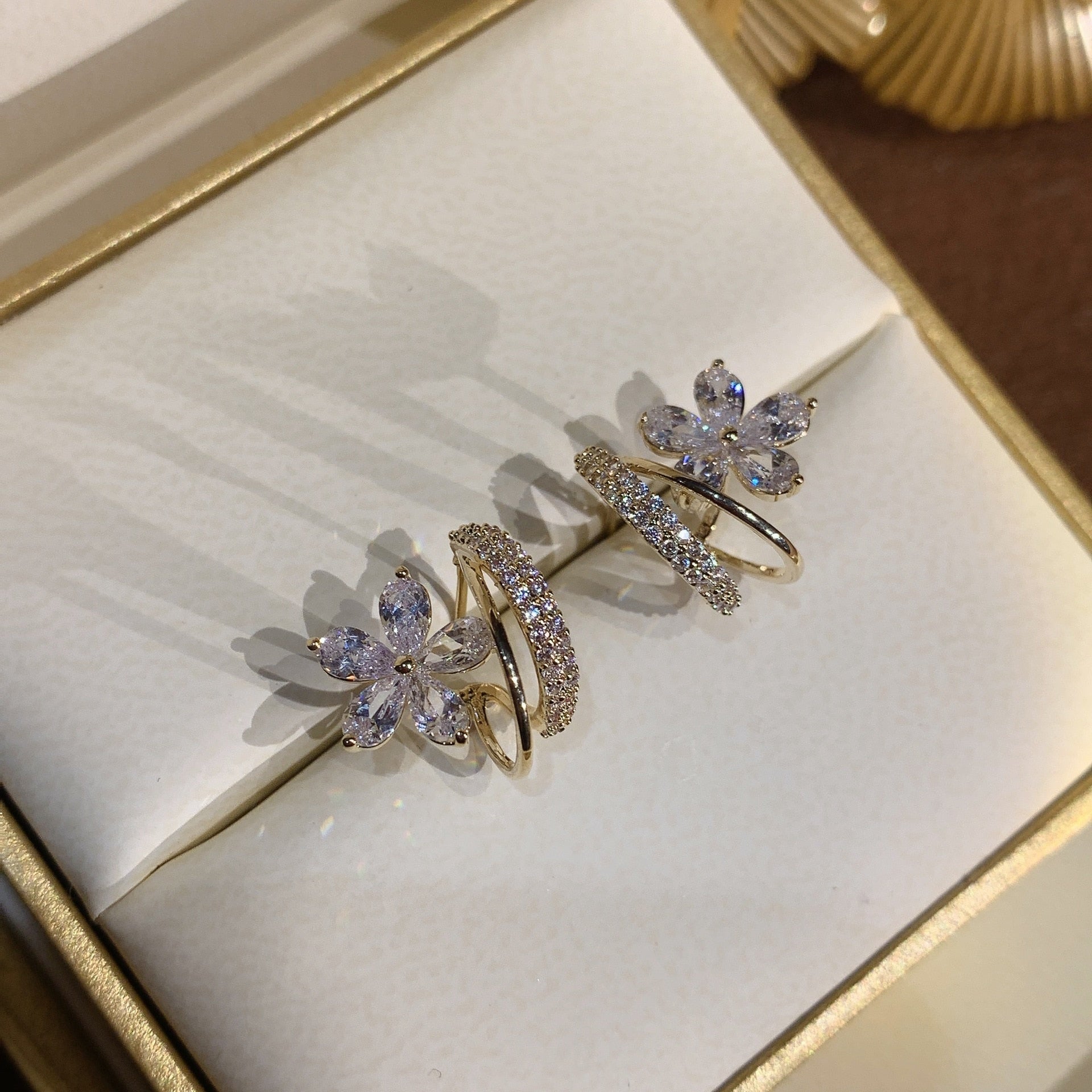 Florale Eleganz Gold Ohrringe mit funkelndem Zirkonia