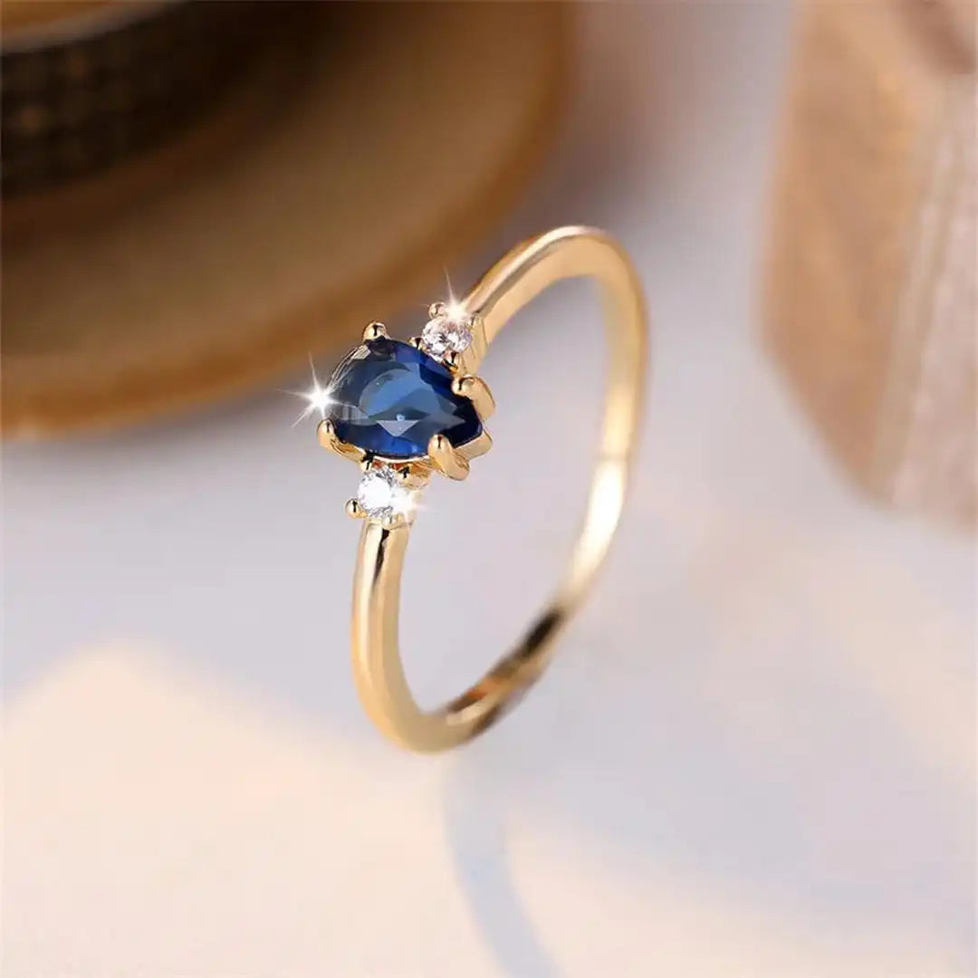 Minimalistischer Royal-Saphir-Ring im Birnenschliff