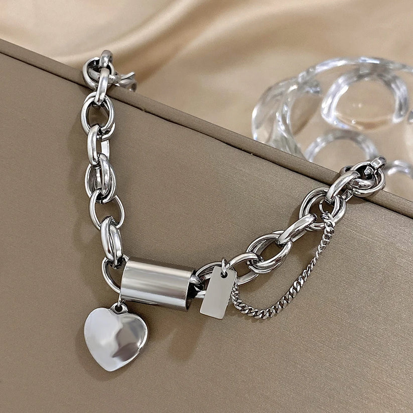 Zeitloses Armband aus Weißgold mit Herzform