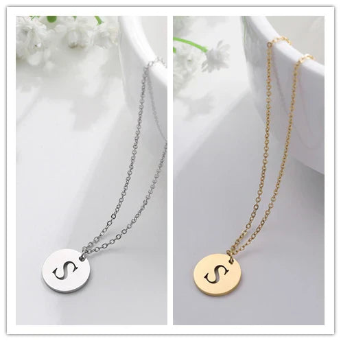Elegante Goldbuchstaben-Anhänger-Halskette