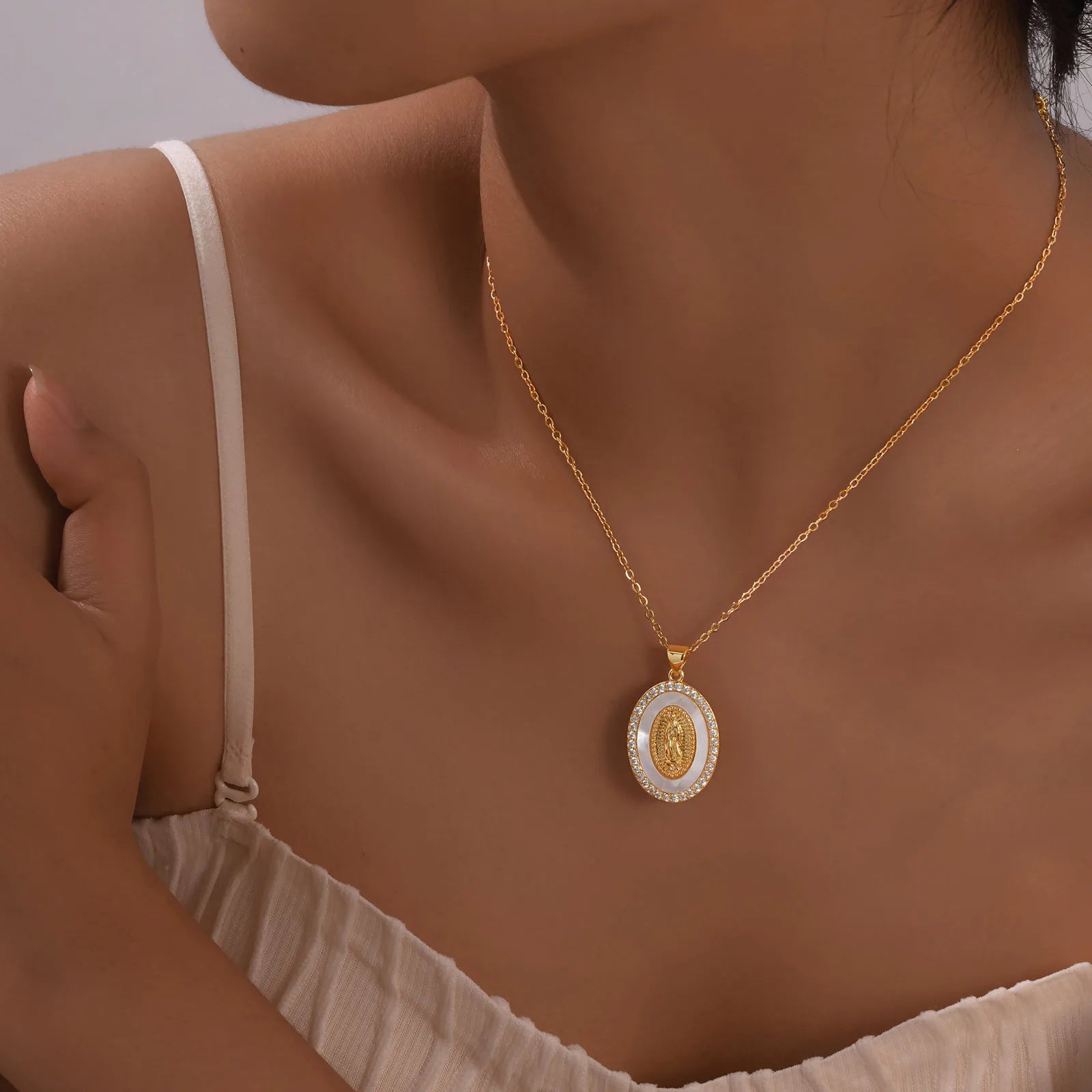 Goldene Mary Oval Anhänger Halskette