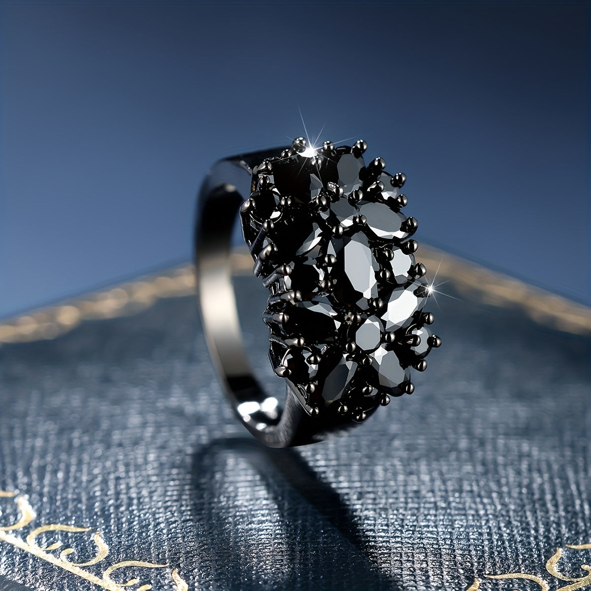 Eleganter schimmernder schwarzer Zirkonring