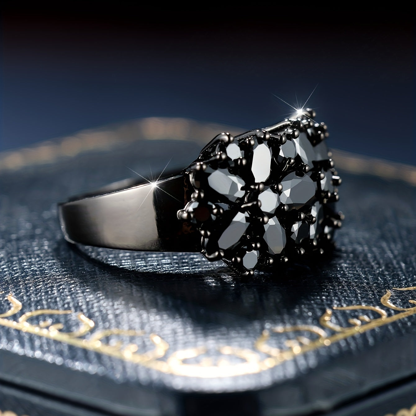 Eleganter schimmernder schwarzer Zirkonring