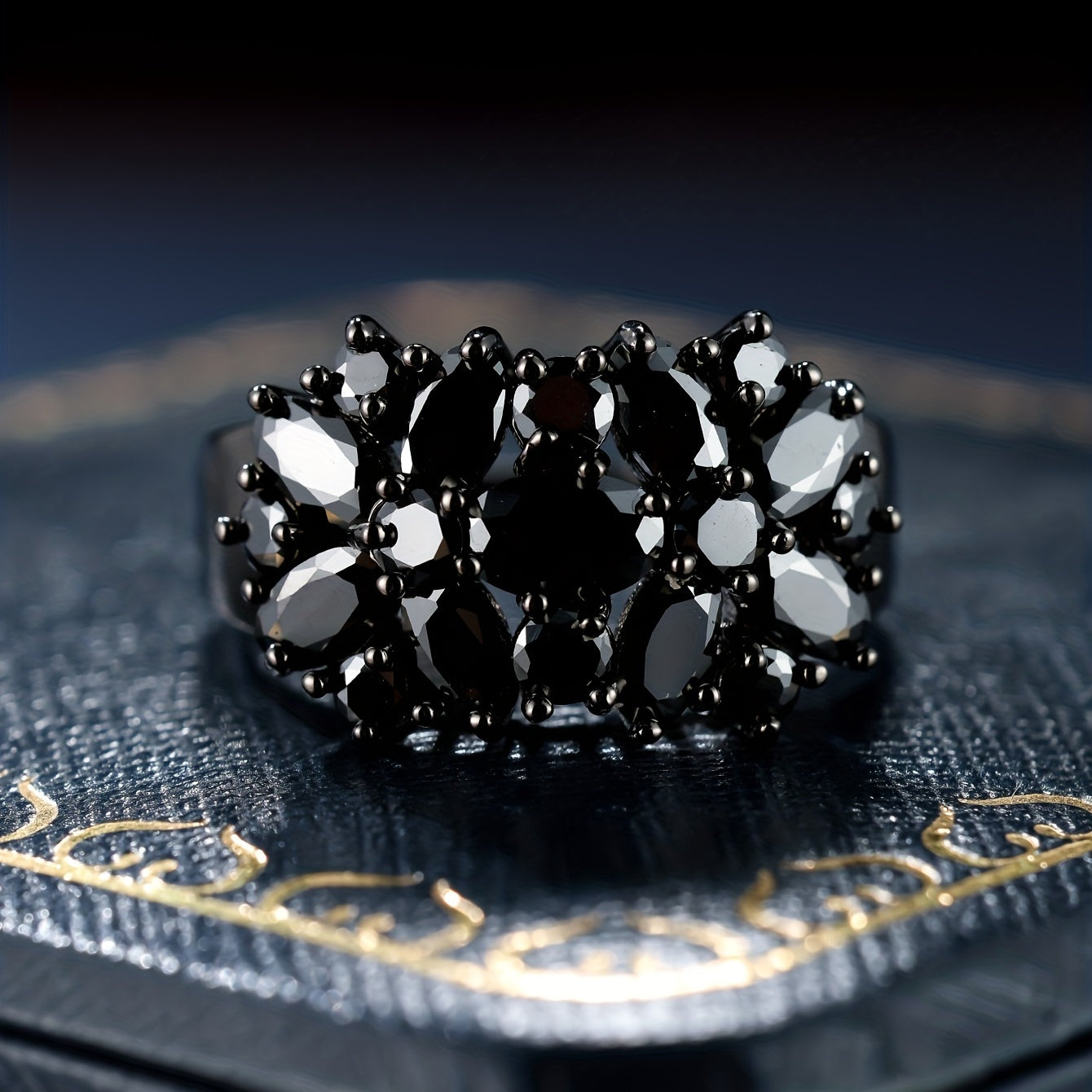 Eleganter schimmernder schwarzer Zirkonring