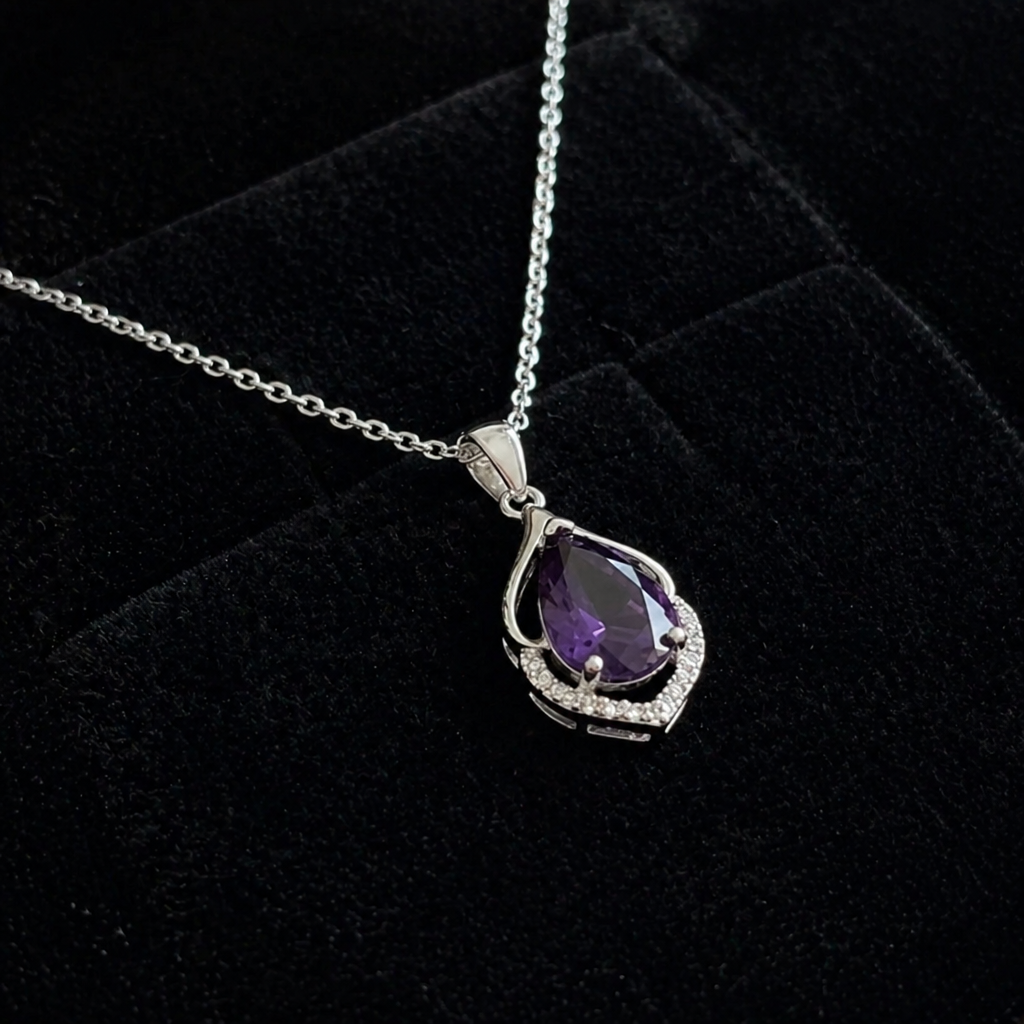 Elegante Halbmond Tropfen Halskette aus Weißgold