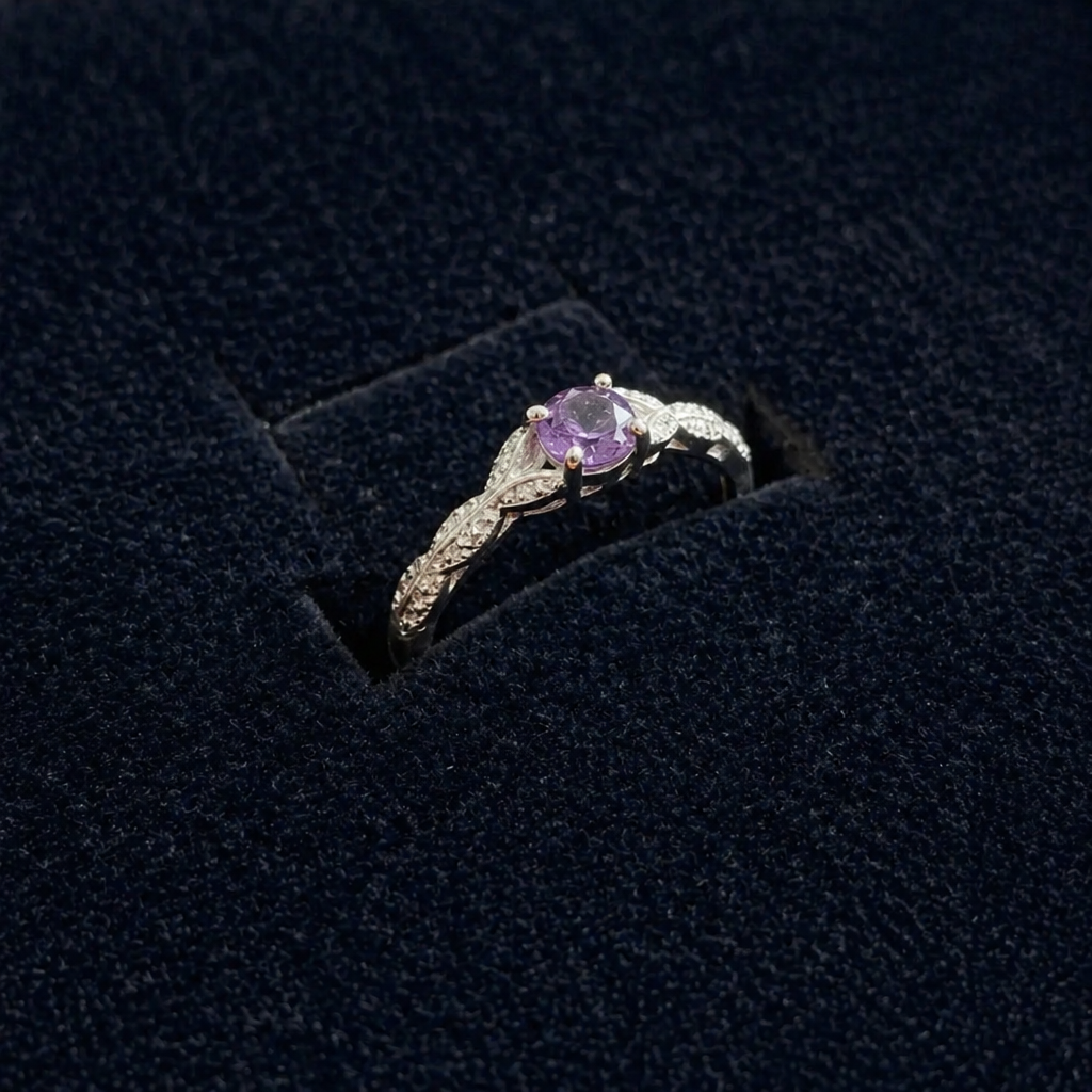 Eleganter Ring aus Weißgold mit Farnmotiv