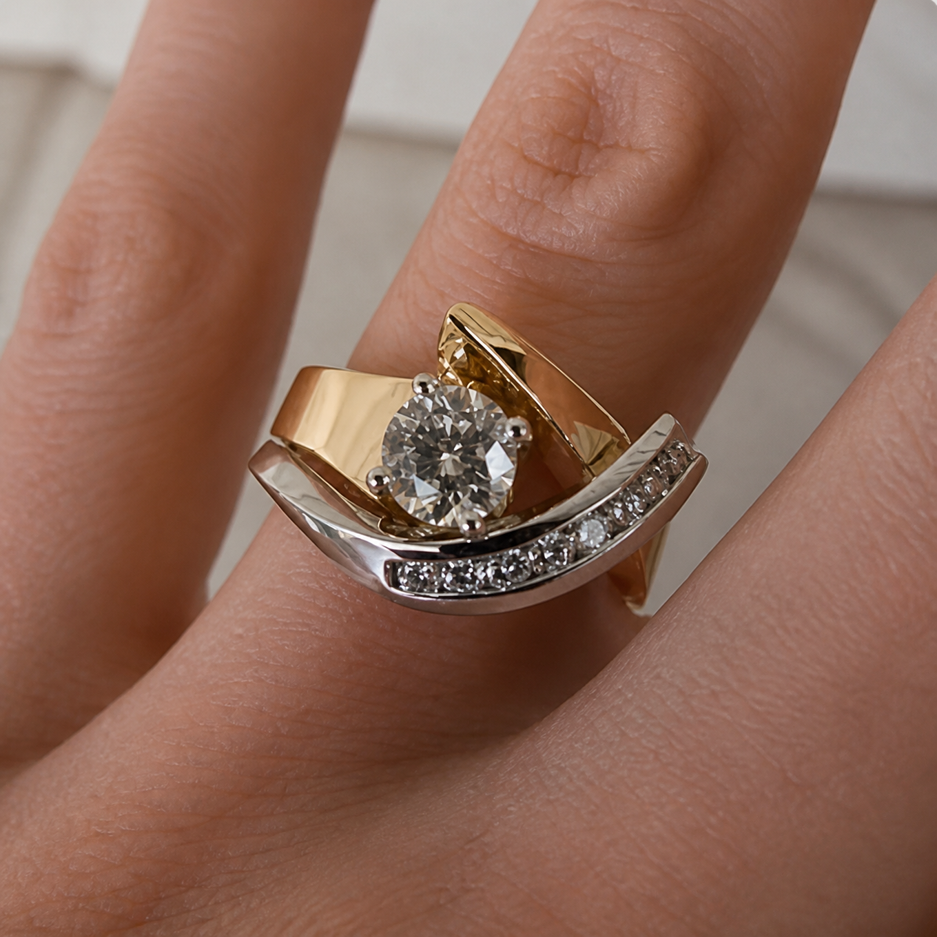 Zeitloser, von Vintage inspirierter Gold-Zirkonia-Ring