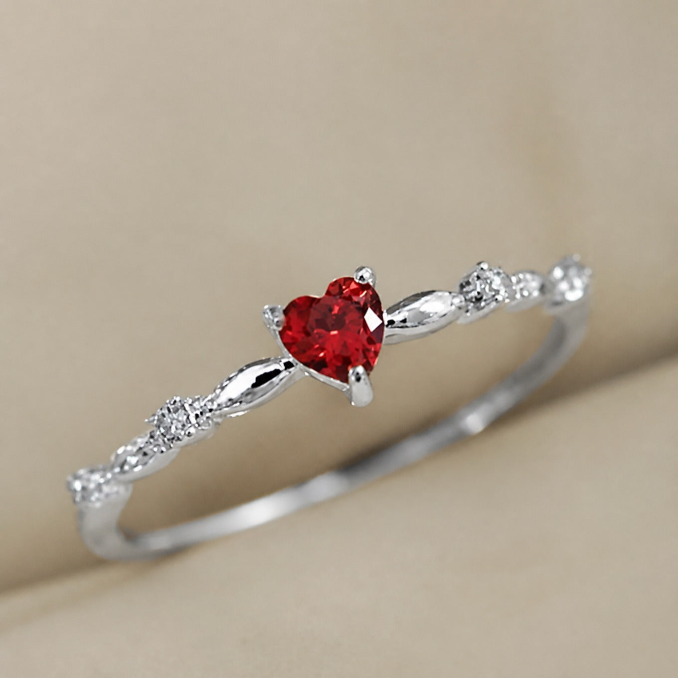 Eleganter Rubin-Gold-Herzring