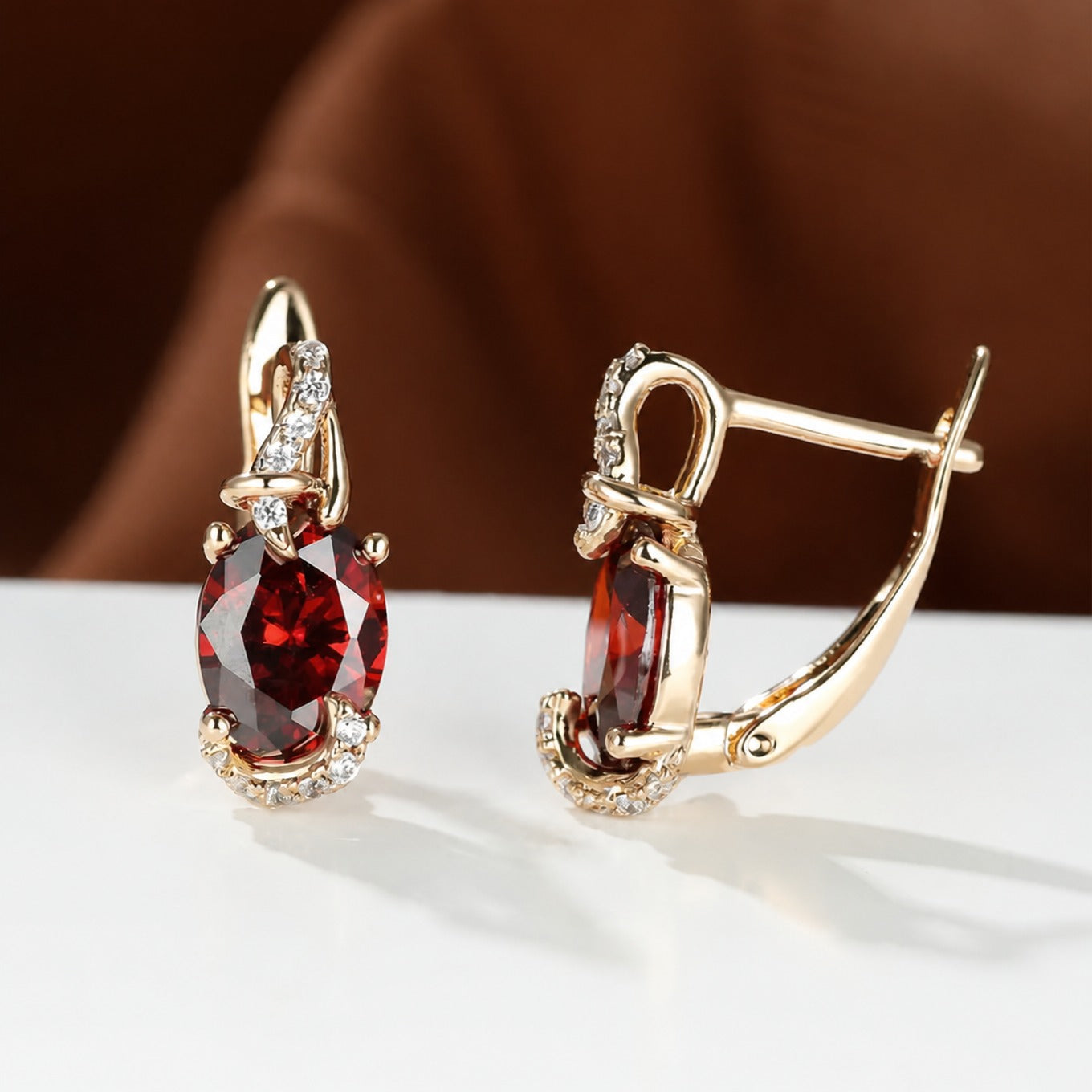Elegante karmesinrote Gold Tropfenohrringe