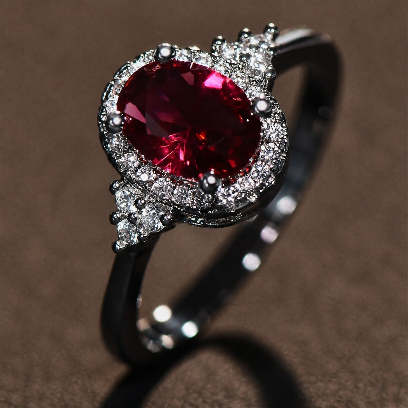 Eleganter Ring aus Weißgold mit Glut