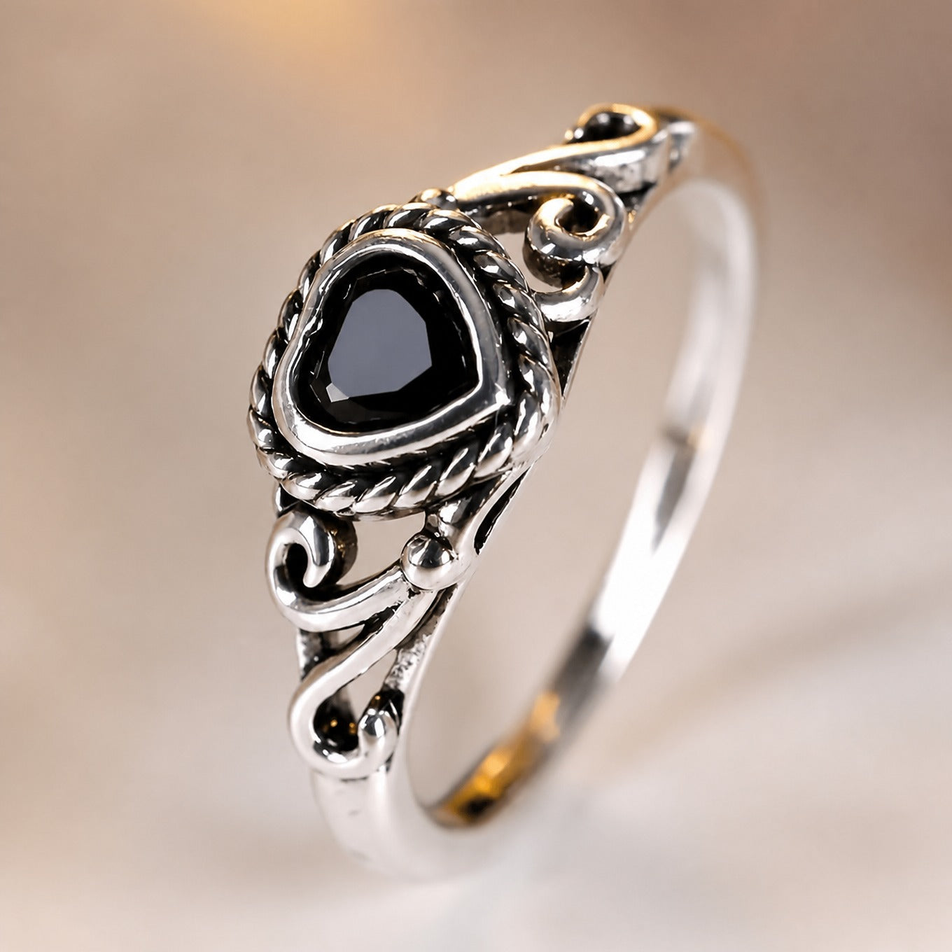 Eleganter Onyx-Herz-Zirkonia-Ring