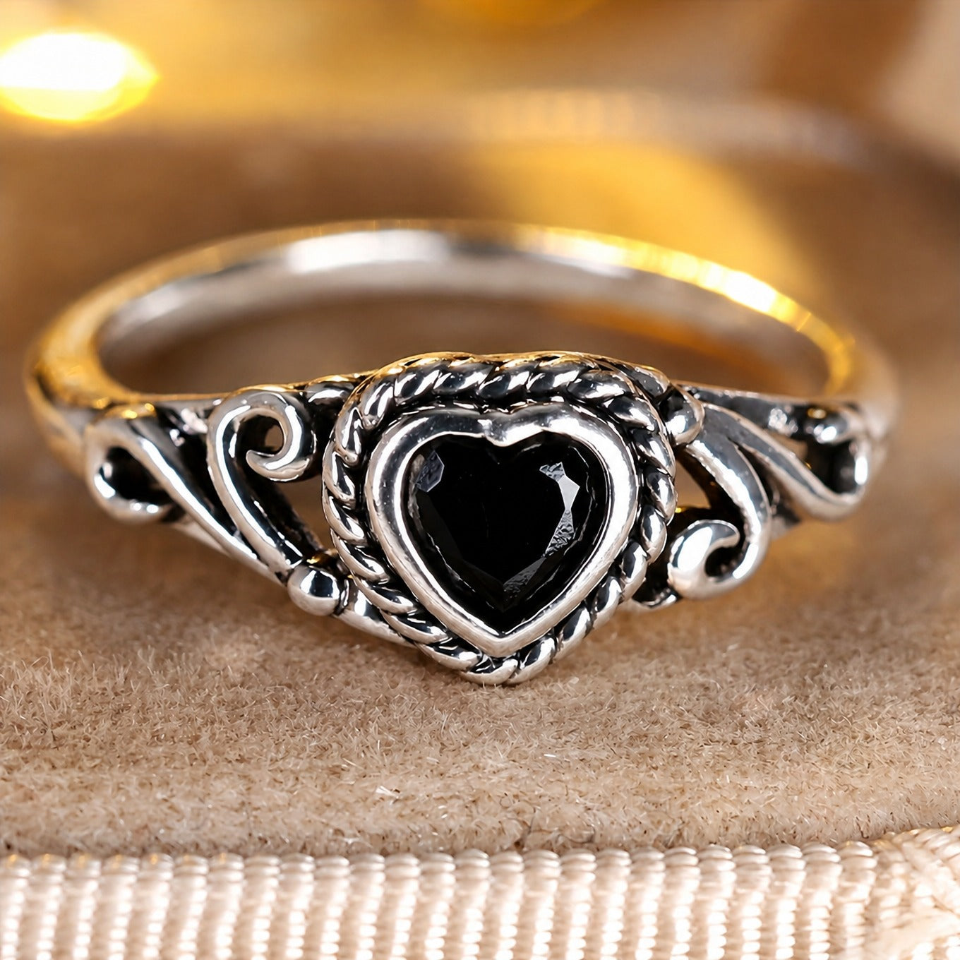 Eleganter Onyx-Herz-Zirkonia-Ring