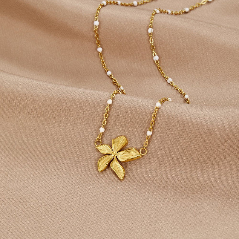 Elegant Gold Flower Necklace