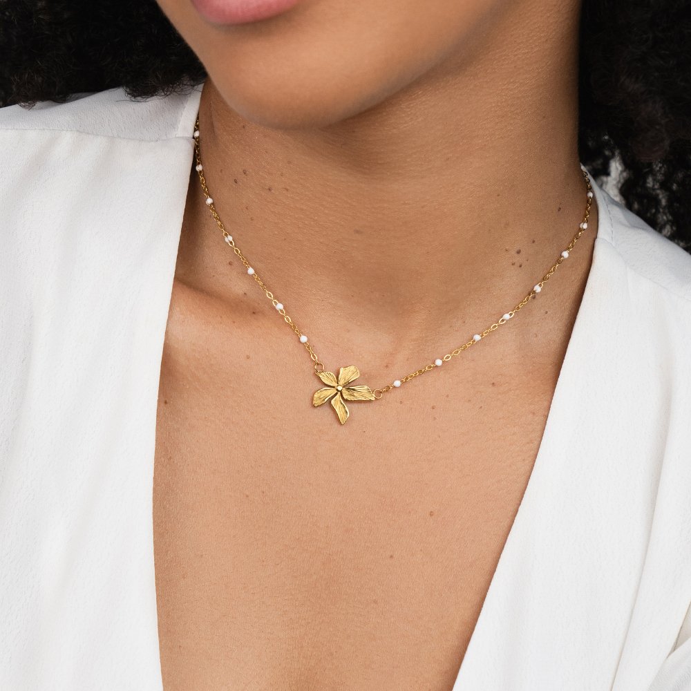 Elegante goldene Blumenhalskette