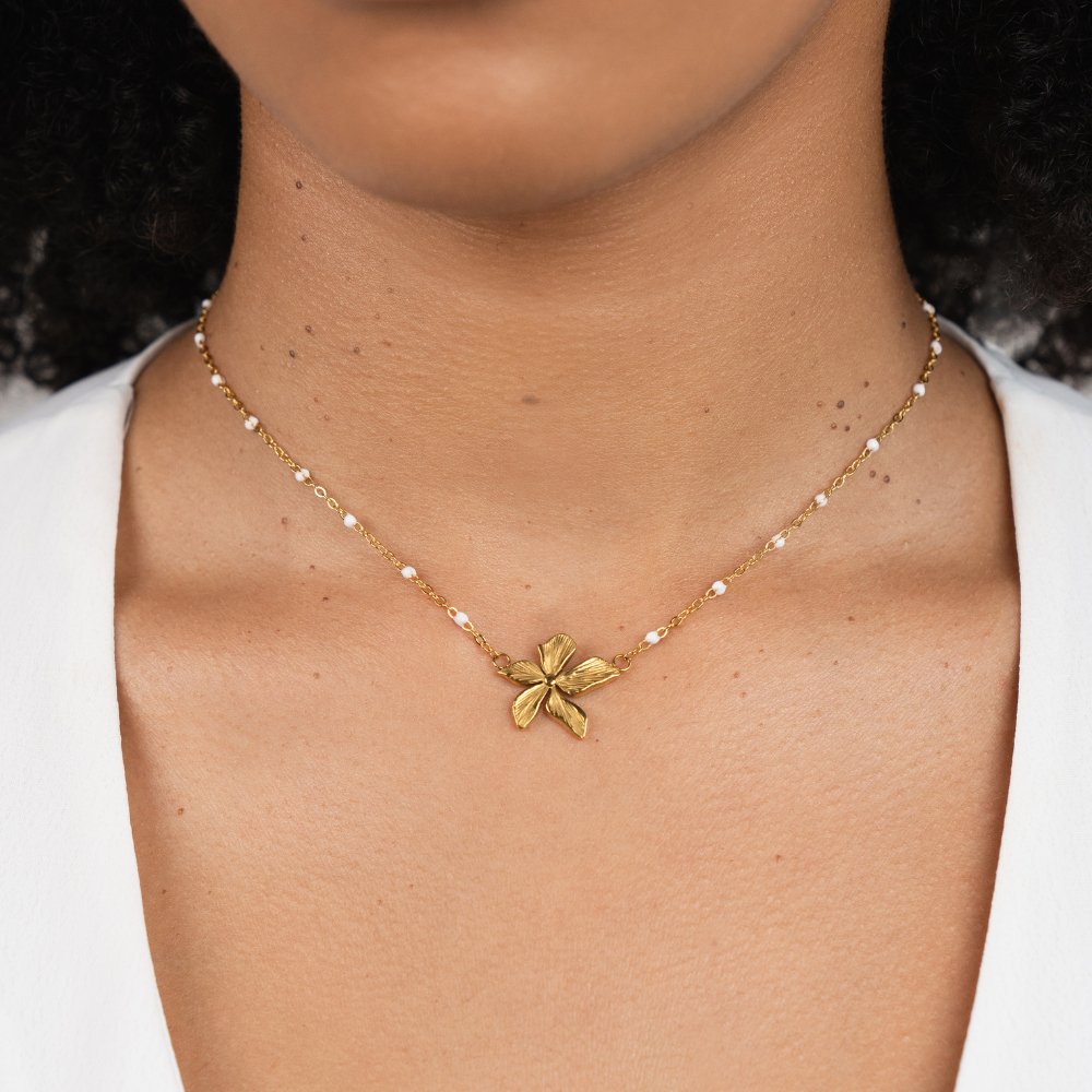 Elegante goldene Blumenhalskette