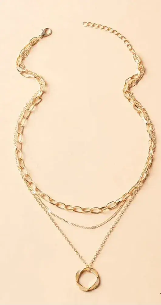 Klassische goldene mehrschichtige Halskette mit Anhängerdesign