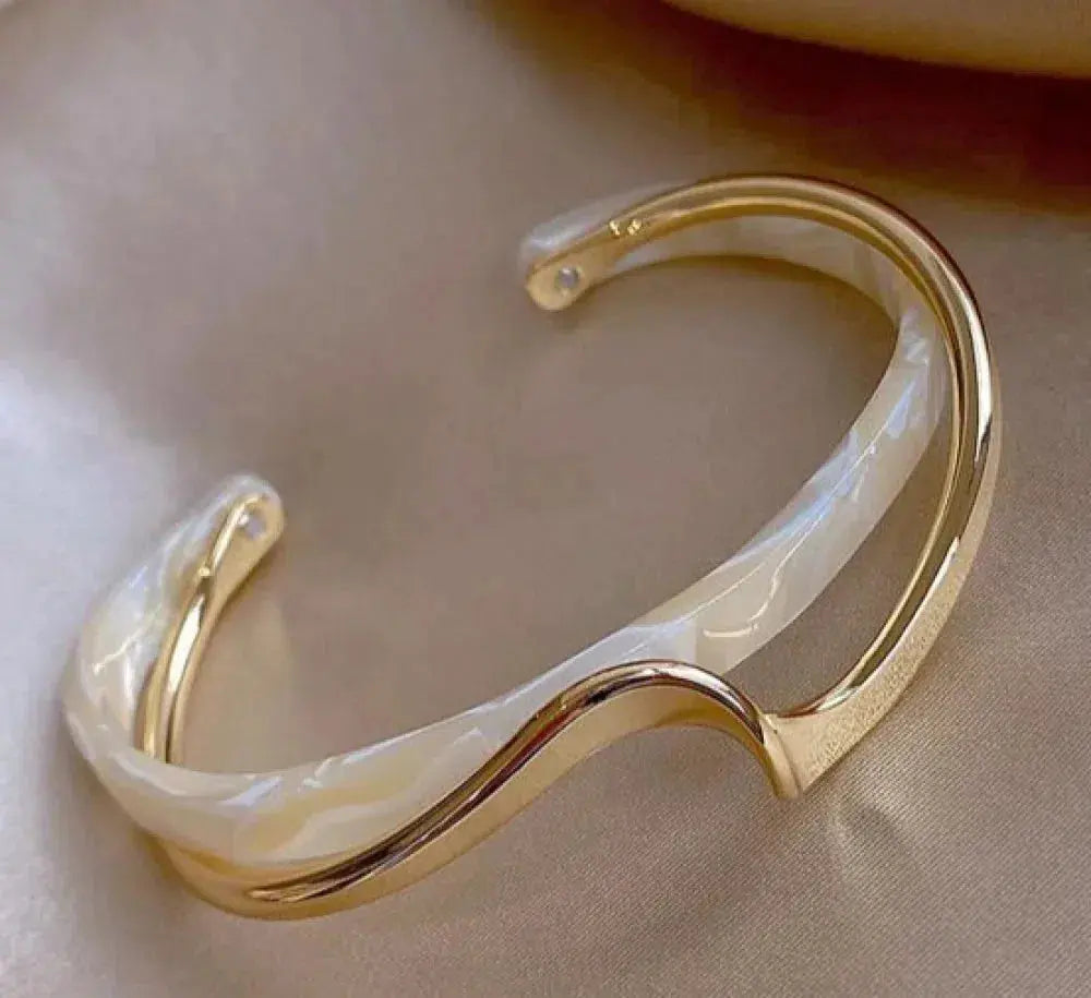 Elegantes weißes Opal-Gold-Armband